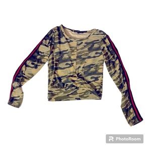 Derek Heart camo crop top long sleeve shirt